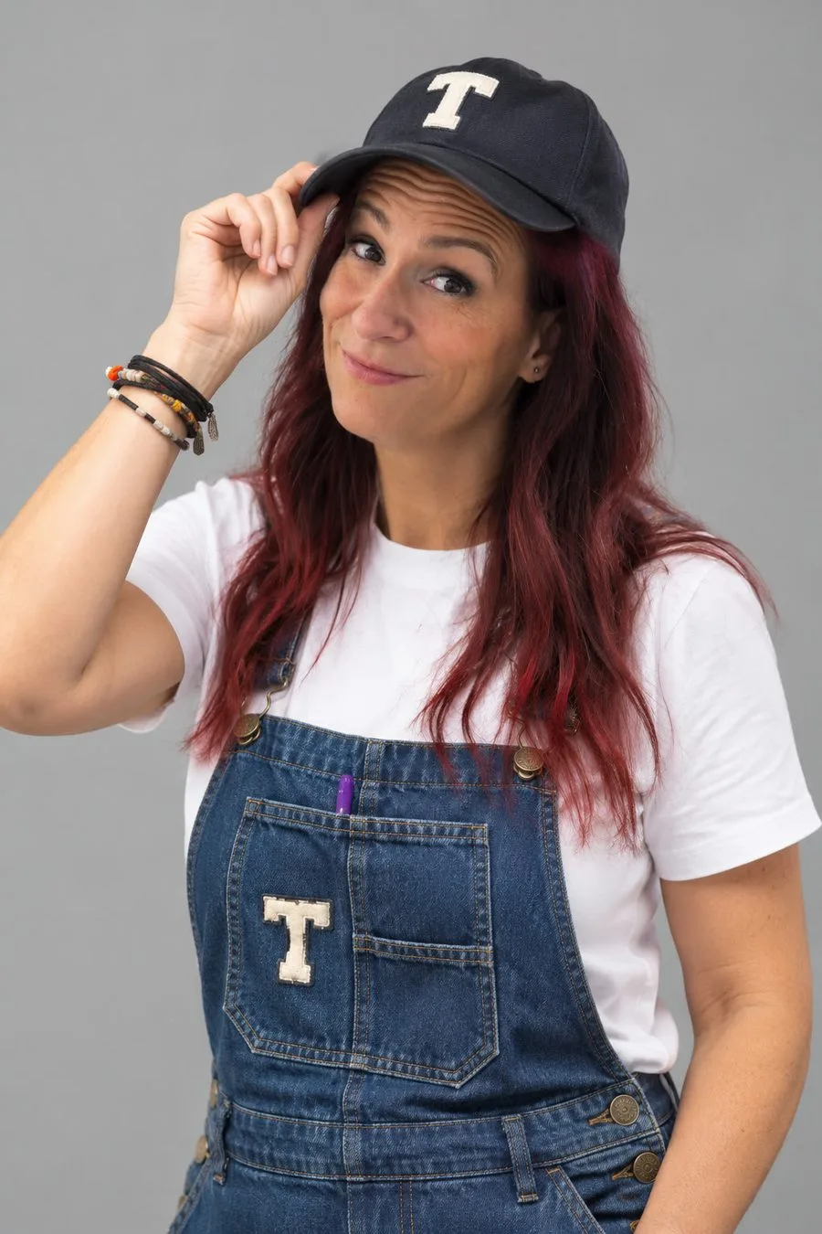Retrato de Tere con el peto vaquero y la gorra con la letra T de Tilly